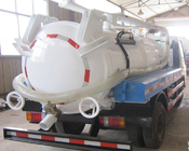 camión de la succión de las aguas residuales de 5-6CBM LHD 4X2, camión de la limpieza de la alcantarilla de la combinación
