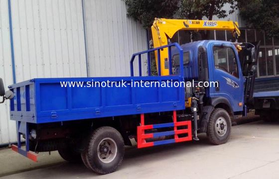 El camión de LHD 4X2 montó la tonelada SINOTRUK ZZ1127G4215C1 de la grúa 3,2 del auge