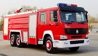 Fuego moderno y vehículos de rescate de SINOTRUK HOWO que asperjan el equipo del camión