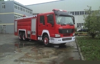 Fuego moderno y vehículos de rescate de SINOTRUK HOWO que asperjan el equipo del camión