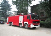 Ruedas del camión 12 de la lucha contra el fuego del rescate de la emergencia