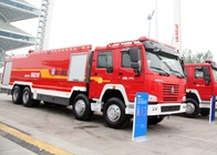 Ruedas del camión 12 de la lucha contra el fuego del rescate de la emergencia