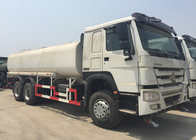 El camino del camión del agua potable de la lucha contra el fuego o el sitio de Ming polvoriento refrena