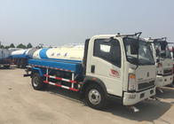 Camión del tanque de agua del camión ligero de SINOTRUK HOWO 5-8CBM para limpiar con un chorro de agua del camino