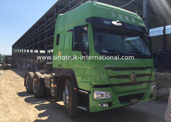 El camión LHD 10 del tractor remolque de Howo rueda altas literas del taxi dos del tejado de HW 79 102 kilómetros por hora