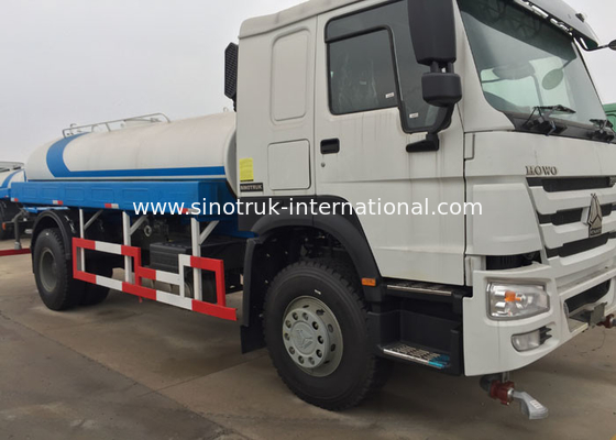 Camión del tanque de agua de la construcción de SINOTRUK HOWO 10CBM con el gigante de la rotación de 360 grados