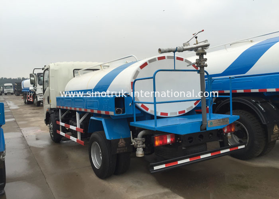 Camión del tanque de agua de la construcción de SINOTRUK HOWO 10CBM con el gigante de la rotación de 360 grados