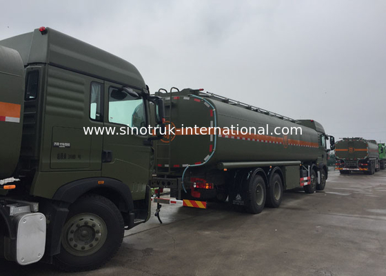 Camión de petrolero estable del combustible SINOTRUK HOWO 30 - 40 toneladas para el transporte 8X4 RHD del aceite