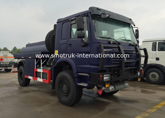 Gasolina de HOWO 4X4 LHD que transporta los camiones de petrolero del camión/del petróleo del tanque de aceite