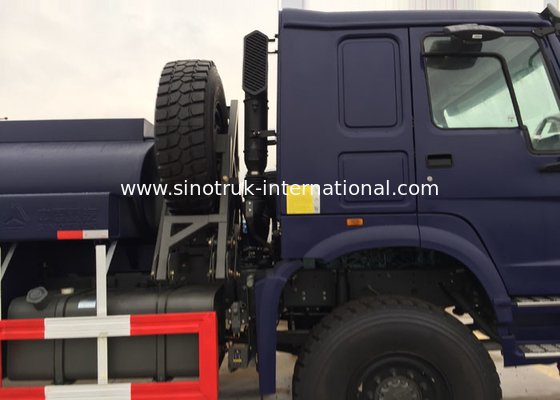Gasolina de HOWO 4X4 LHD que transporta los camiones de petrolero del camión/del petróleo del tanque de aceite