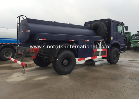 Gasolina de HOWO 4X4 LHD que transporta los camiones de petrolero del camión/del petróleo del tanque de aceite