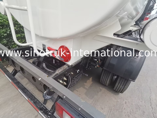 SINOTRUK HOWO 4X2 6 ruedas Cisterna de petróleo 5-6CBM Contenedor único con medidor de caudal
