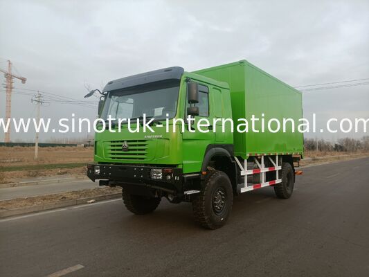 Camión pesado SINOTRUK con tipo de accionamiento 4X4 LHD, tanque de carga de 5000*2300*2300 mm y capacidad del eje trasero de 16 T para el transporte de carga pesada verde
