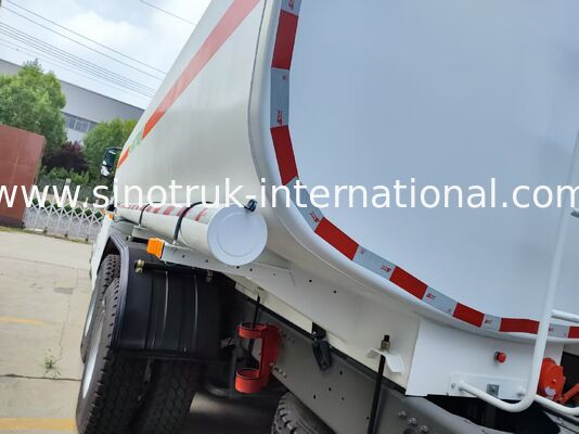 Blanco HOWO TX 6×4 camión de transporte de combustible 336HP 25CBM Tanque de combustible, el rendimiento de transporte estable