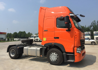 El camión internacional del tractor del motor diesel va al emplazamiento de la obra