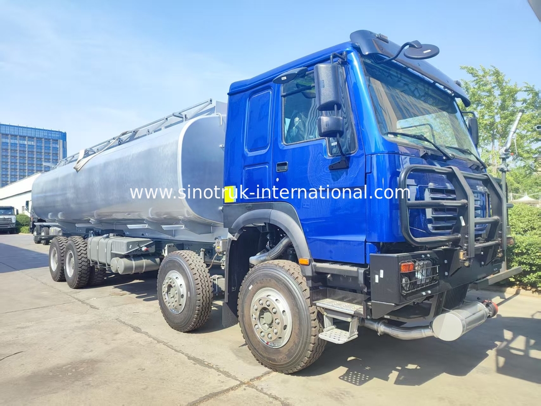 Camión de combustible LHD de carga pesada HOWO 8 * 4 400HP 40CBM Sistema de doble tanque para la distribución de combustible a larga distancia