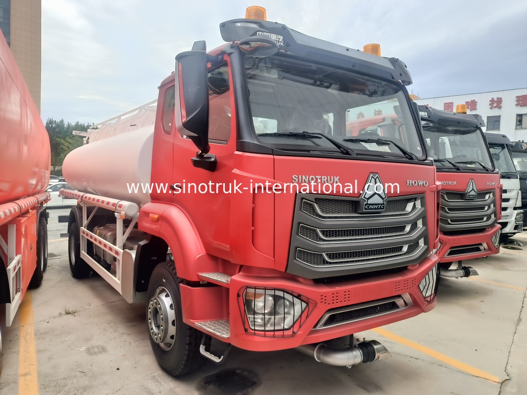 SINOTRUK Oil Transport Truck With Manhole Cover and Breath Valve 10000L Volume