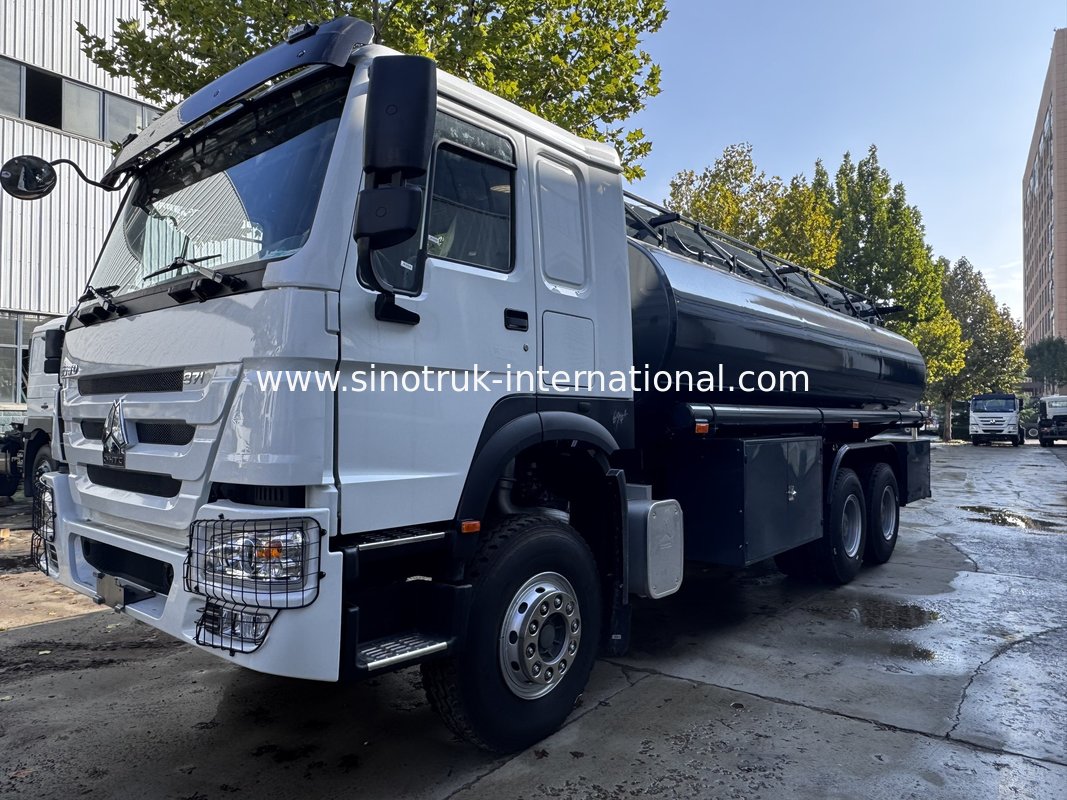 SINOTRUK HOWO 6×4 10 wheels Oil Tank Truck 371HP 20CBM With fuel dispenser The color can be customized