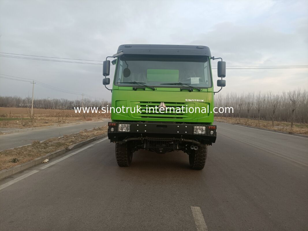Camión pesado SINOTRUK con tipo de accionamiento 4X4 LHD, tanque de carga de 5000*2300*2300 mm y capacidad del eje trasero de 16 T para el transporte de carga pesada verde