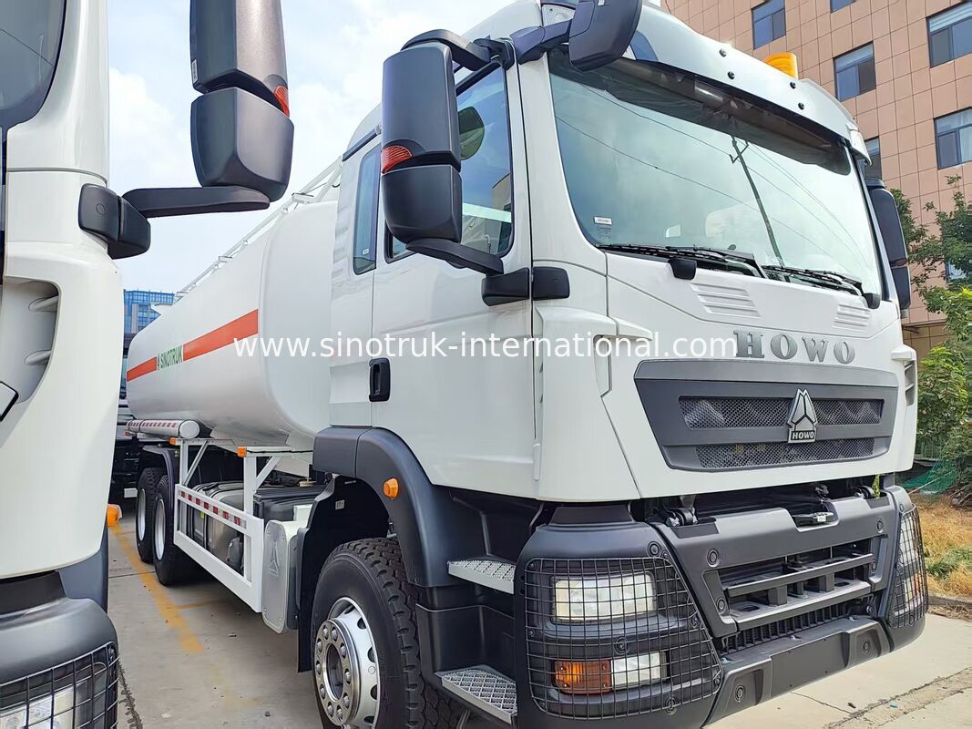 Blanco HOWO TX 6×4 camión de transporte de combustible 336HP 25CBM Tanque de combustible, el rendimiento de transporte estable