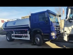 SINOTRUK HOWO 4x2 300 CV Chasis azul con carrocería de tanque de agua de 10m3